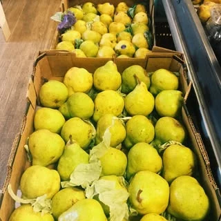 Pêras frescas na vitrine da Casa das Frutas L&M